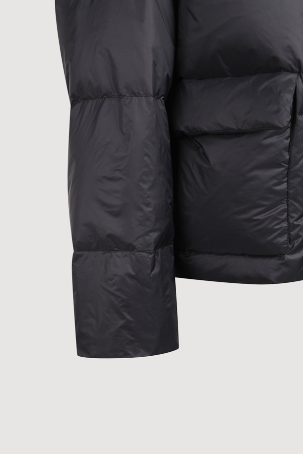 럭키슈에뜨의 Chouetties(슈에티) 크롭 덕다운 점퍼는 겨울철 캐주얼 스타일을 완성하는 여성 의류입니다. 블랙 색상의 무지 디자인으로, 은은한 광택감이 돋보이며 루즈핏의 편안한 착용감을 선사합니다. 덕다운(솜털 80%, 깃털 20%) 충전재(240g)와 빅 아웃포켓, 럭키 크레센트 문 모티브 와펜 디테일이 특징입니다. 지퍼와 스냅 버튼으로 여밈이 가능하며, 긴 소매와 두꺼운 두께감으로 보온성을 높였습니다. 일상에서 따뜻하고 스타일리시하게 연출할 수 있는 아이템입니다.
