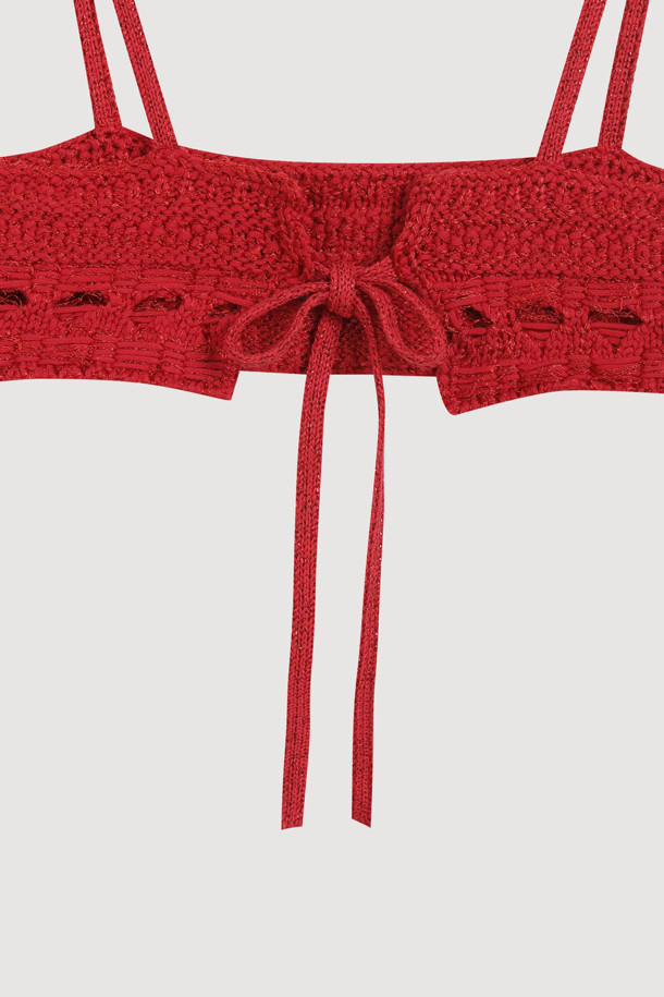 Chouetties by LUCKY CHOUETTE_뷔스티에 니트 탑(레드)은 캐주얼, 로맨틱, 미니멀 스타일을 모두 아우르는 여성 의류입니다. 봄, 여름 시즌에 어울리는 얇은 두께감과 부드러운 촉감의 코튼, 레이온 혼방 소재로 제작되었습니다. 뒷면 끈으로 오픈/클로징이 가능하며, 메탈사가 믹스되어 은은한 포인트를 더합니다. 망사 패턴과 크롭 기장의 민소매 디자인으로, 데이트룩, 카페룩, 휴가룩 등 다양한 TPO에 레이어드하여 개성 있는 스타일을 연출할 수 있습니다. 초승달 모티브 디자인이 돋보이는 슬림핏 뷔스티에 탑입니다.
