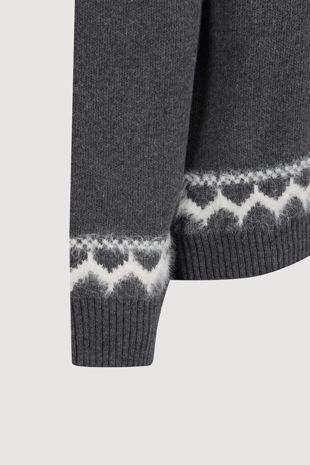 럭키슈에뜨(LUCKY CHOUETTE)의 Chouetties 노르딕 패턴 니트 풀오버(다크 그레이)는 가을, 겨울 시즌에 어울리는 여성용 상의입니다. 넉넉한 루즈핏 실루엣과 라운드넥 디자인으로 편안한 착용감을 선사하며, 울 혼방 소재로 제작되어 부드러운 촉감을 느낄 수 있습니다. 다크 그레이 컬러에 노르딕 패턴이 더해져 캐주얼하면서도 클래식한 분위기를 연출하며 캠핑룩, 집콕룩 등 다양한 TPO에 활용하기 좋습니다. 럭키 크레센트 문 모티브 패턴이 은은하게 포인트가 되어 미니멀한 스타일을 선호하는 분들께도 추천합니다. 긴소매 기장과 두꺼운 두께감으로 따뜻하게 착용할 수 있습니다.
