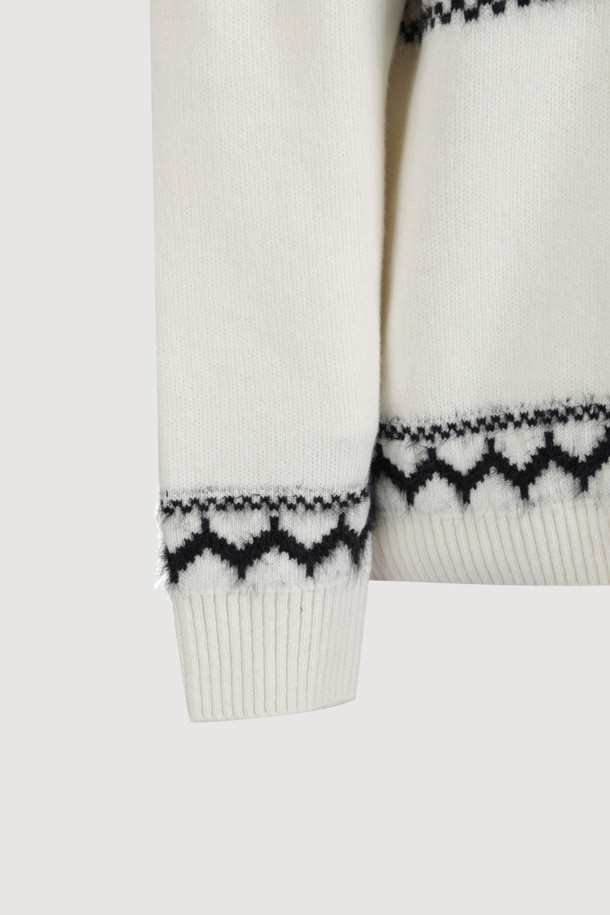 LUCKY CHOUETTE (럭키슈에뜨)의 노르딕 패턴 니트 풀오버 (아이보리)입니다. 부드러운 울 혼방 소재로 제작되어 가을, 겨울 시즌에 따뜻하게 착용할 수 있습니다. 라운드넥에 긴소매, 루즈핏 실루엣으로 편안한 착용감을 선사하며, 캐주얼, 클래식, 미니멀한 스타일을 연출하기 좋습니다. 럭키슈에뜨의 시그니처, Lucky Crescent Moon 모티브가 돋보이며 모임룩으로도 활용 가능한 매력적인 디자인입니다. 두꺼운 두께감으로 보온성을 높였으며, 아이보리 컬러의 노르딕 패턴이 포근한 분위기를 더합니다.
