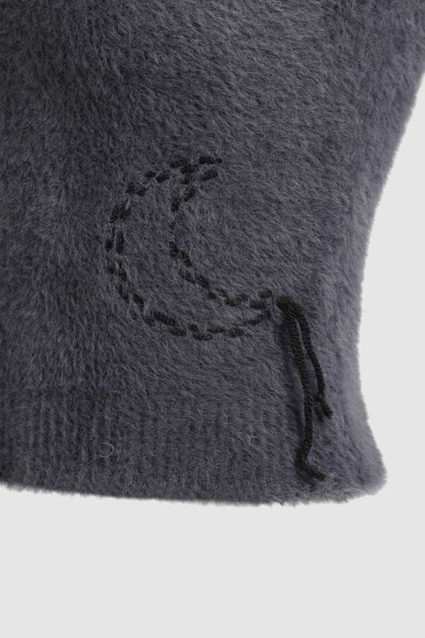 LUCKY CHOUETTE (럭키슈에뜨)의 Chouetties Wing Yarn 니트 베스트 (다크 블루)입니다. 슬림핏으로 떨어지는 크롭 기장의 여성 니트 베스트로, 봄, 가을에 착용하기 좋습니다. 헤어리한 촉감의 나일론 소재로 제작되었으며, 와이드한 U넥 디자인과 얇은 두께로 편안하게 착용할 수 있습니다. 럭키 크레센트 문 모티브 자수 포인트가 특징이며, 데이트룩, 봄 소풍룩 등 다양한 TPO에 활용 가능합니다. 단독 또는 이너 레이어드로 스타일리시하게 연출할 수 있으며, 캐주얼, 미니멀, 클래식 스타일을 즐겨 입는 분들께 추천합니다.
