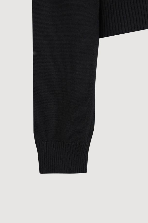 LUCKY CHOUETTE (럭키슈에뜨)의 언밸런스 니트 가디건 (black)입니다. 봄, 가을에 어울리는 캐주얼 스타일의 여성 의류로, 부드러운 아크릴과 코튼 혼방 소재로 제작되어 편안한 착용감을 선사합니다. 라운드넥에 루즈핏으로, 데이트룩 또는 카페룩에 잘 어울립니다. 세 가지 모양의 믹스된 단추와 좌우 언밸런스한 기장, 레터링 자수 포인트가 특징입니다. 미니멀하고 클래식한 무드를 연출하기 좋습니다.
