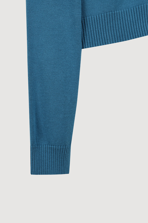 럭키슈에뜨의 Chouetties(슈에티) 언밸런스 니트 가디건 (블루)입니다. 아크릴과 코튼 혼방 소재로 제작되어 부드러운 촉감을 자랑하며, 가을, 겨울 시즌에 따뜻하게 착용할 수 있습니다. 캐주얼 스타일의 라운드넥 긴소매 가디건으로, 언밸런스한 기장감과 레터링 패턴이 특징입니다. 세 가지 모양의 믹스 단추 디테일이 돋보이며, 루즈핏으로 편안하게 착용 가능한 데일리 아이템입니다.
