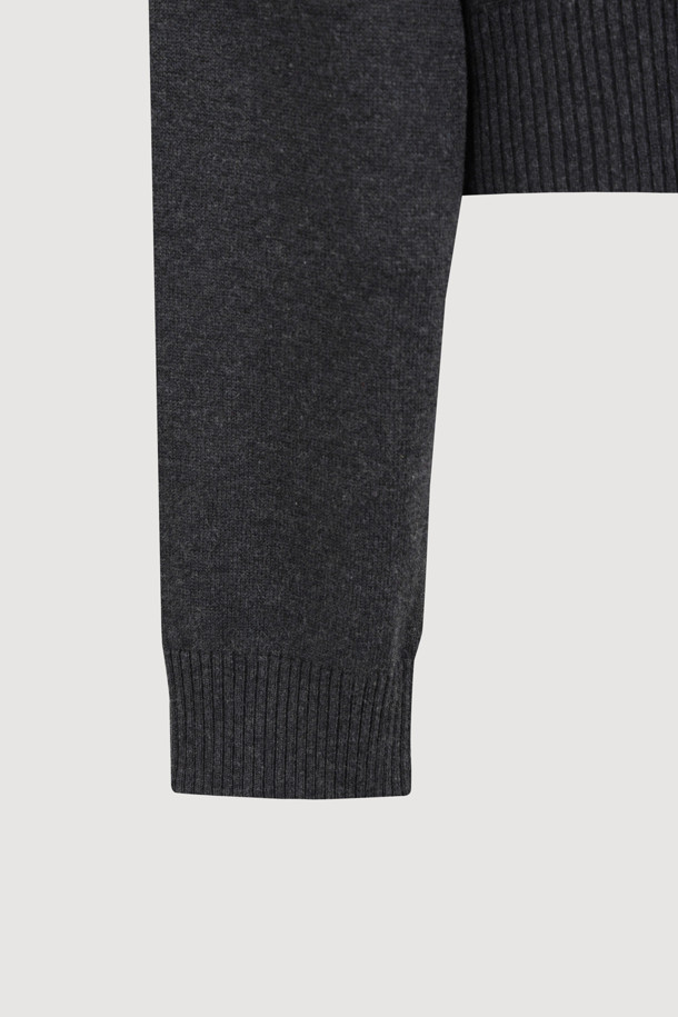 Chouetties by LUCKY CHOUETTE(슈에티 바이 럭키슈에뜨)_언밸런스 니트 가디건(다크 그레이)은 캐주얼한 스타일의 여성 니트 가디건입니다. 가을, 겨울에 착용하기 좋으며, 라운드넥에 루즈핏으로 편안하게 연출할 수 있습니다. 다크 그레이 컬러의 중간 두께 니트 소재로 제작되었으며, 언밸런스한 기장과 자수 레터링 포인트가 특징입니다. 세 가지 모양의 단추 디테일로 포인트를 더했으며, 데일리룩, 카페룩, 쇼핑룩 등 다양하게 활용 가능합니다. 아크릴과 코튼 혼방 소재로 제작되어 부드러운 촉감을 선사합니다.
