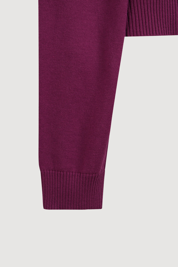 [Re-Order] 럭키슈에뜨_언밸런스 니트 가디건 (퍼플)은 부드러운 아크릴과 코튼 혼방 소재로 제작되어 봄, 가을에 착용하기 좋은 여성 니트 가디건입니다. 라운드넥에 긴 소매, 루즈핏으로 편안한 착용감을 선사하며, 언밸런스 기장과 레터링 자수 포인트가 캐주얼한 무드를 더합니다. 세 가지 모양의 믹스된 단추가 디자인의 묘미를 살리고, 데이트룩, 카페룩, 봄 소풍룩 등 다양한 TPO에 활용 가능합니다. 미니멀, 로맨틱 스타일을 선호하는 분들께 추천하며, 캐주얼한 스타일링에 포인트를 더해줍니다.
