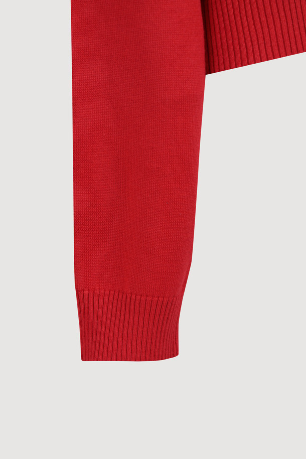 LUCKY CHOUETTE(럭키슈에뜨)의 Chouetties Unbalance 니트 가디건(레드)입니다. 라운드넥 디자인에 톤 다운된 레드 컬러가 돋보이며, 가을, 겨울 시즌 데일리룩에 활용하기 좋습니다. 아크릴과 코튼 혼방 소재로 제작되어 부드러운 촉감을 선사합니다. 긴 소매와 언밸런스한 기장, 레터링 자수 포인트로 캐주얼한 스타일을 연출하며, 세 가지 모양의 믹스된 단추로 포인트를 더했습니다. 루즈핏으로 편안하게 착용 가능하며, 카페룩, 쇼핑룩 등 다양한 TPO에 매치하기 좋습니다.
