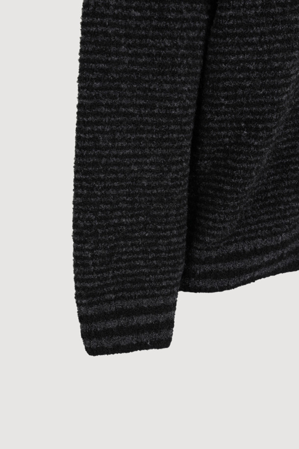 LUCKY CHOUETTE (럭키슈에뜨)의 Chouetties Unbalance Stripe 니트 가디건 (블랙)입니다. 울 소재의 두꺼운 두께감으로 가을, 겨울 시즌에 따뜻하게 착용할 수 있습니다. 캐주얼 스타일의 라운드넥 긴소매 크롭 기장 니트 가디건으로, 언밸런스한 기장과 스트라이프 패턴이 특징입니다. 싱글 버튼 여밈 방식이며, 럭키 슈에뜨의 시그니처, Lucky Crescent Moon 자수 포인트와 하트 모양 버튼 디테일로 포인트를 더했습니다. 데이트룩, 모임룩 등 다양한 TPO에 캐주얼, 클래식, 미니멀 스타일로 연출하기 좋습니다.
