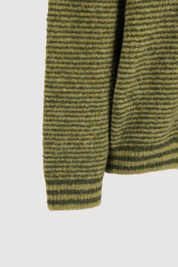 럭키슈에뜨(LUCKY CHOUETTE)의 Chouetties 언밸런스 스트라이프 니트 가디건 (올리브)입니다. 부드러운 울 소재로 제작되어 가을과 겨울에 따뜻하게 착용할 수 있습니다. 캐주얼한 무드의 루즈핏으로 편안함을 선사하며, 라운드 넥과 긴 소매 디자인이 특징입니다. 언밸런스 기장감과 럭키 크레센트 문 자수, 하트 모양 단추 디테일이 돋보이는 디자인으로 데이트룩, 모임룩, 캐주얼, 클래식, 미니멀 스타일 모두 소화 가능합니다. 두꺼운 두께감으로 포근함을 더했습니다.
