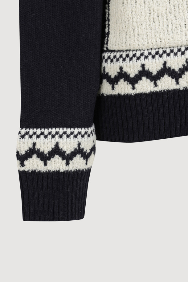 [Re-Order] 럭키슈에뜨_노르딕 패턴 하이넥 가디건 (다크 네이비)는 여성 의류로, 가을과 겨울에 따뜻하게 입을 수 있는 니트/스웨터입니다. 다크 네이비 컬러에 캐주얼, 빈티지 스타일을 더한 루즈핏 가디건으로, 하이넥 디자인과 긴 소매가 특징입니다. 두꺼운 울 소재로 제작되어 부드러운 촉감을 선사하며, 노르딕 패턴이 돋보입니다. 투웨이 지퍼와 아웃포켓 디테일, 럭키 크레센트 문 모티브가 돋보이며, 출근룩이나 모임룩, 캐주얼, 클래식, 미니멀 스타일 모두 소화 가능합니다.
