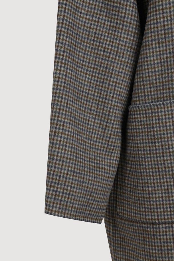 브라운 컬러의 Fake Leather Collar Check 롱 코트입니다. 클래식 무드의 체크 패턴과 코쿤핏으로 세련된 실루엣을 연출합니다. 두꺼운 두께감과 부드러운 촉감의 인조 가죽과 체크 원단 소재로 제작되었으며, 롱 코트 타입으로 가을, 겨울 시즌에 따뜻하게 착용할 수 있습니다. 카라와 포켓 부분의 워시드 가죽 디테일, 럭키 로고 패턴 안감, 두 종류의 버튼 믹스가 돋보입니다. 오피스룩, 모임룩, 데이트룩 등 다양한 TPO에 클래식, 미니멀, 시크 스타일로 활용해보세요.
