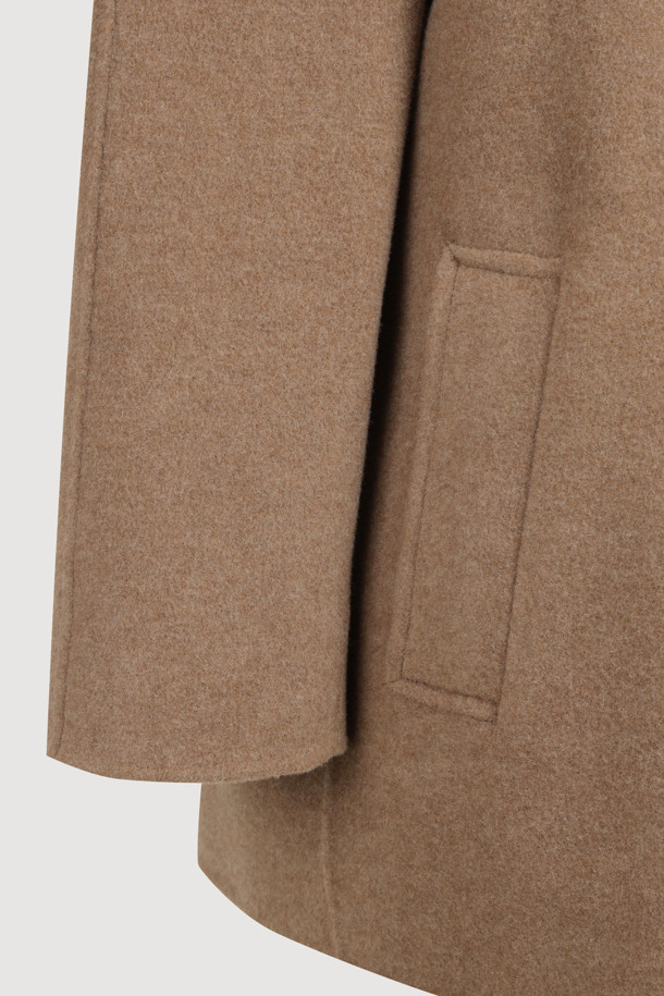 캐시미어 소재의 부드러운 촉감이 돋보이는 토글 후드 코트입니다. 낙타색(camel) 컬러의 루즈핏 디자인으로, 가을과 겨울에 따뜻하고 편안하게 착용할 수 있습니다. 히든 스냅과 토글 여밈 방식을 갖추었으며, 긴 소매와 하프 기장으로 제작되었습니다. 코트 안감에는 럭키(LUCKY) 로고 패턴이 적용되어 캐주얼하면서도 클래식한 무드를 연출합니다.
