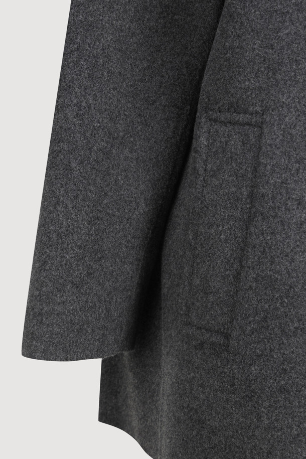 **토글 후드 코트 (grey)**는 캐시미어와 울 소재 혼방으로 제작되어 부드러운 촉감과 두꺼운 두께감으로 따뜻함을 선사하는 여성용 후드 코트입니다. 루즈핏 디자인과 하프 기장으로 편안한 착용감을 제공하며, 캐주얼, 클래식, 미니멀 스타일 모두 소화 가능합니다. 히든 스냅과 토글 여밈 방식, 긴소매 디자인으로 실용성을 더했으며, 안감에는 LUCKY 로고가 더해져 고급스러움을 더했습니다. 출근룩과 모임룩 모두에 어울리는 활용도 높은 아이템으로, 필링에 유의하여 관리하면 오랫동안 즐겨 입을 수 있습니다.
