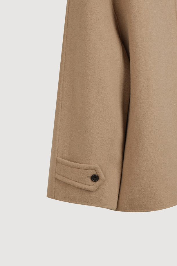 [Re-Order] 버클 칼라 하프 코트는 여성 고객을 위한 아우터입니다. 가을과 겨울에 착용하기 좋으며, 클래식하고 베이직한 스타일을 연출합니다. 라이트 베이지 컬러의 무지 디자인으로, 힙을 덮는 하프 기장감과 오버핏으로 편안하게 착용할 수 있습니다. 캐시미어 10% 블렌디드 소재로 부드러운 촉감을 선사하며, 빅 사이즈 아웃포켓과 럭키 로고 패턴 안감으로 포인트를 더했습니다. 출근룩, 오피스룩, 모임룩 등 다양한 TPO에 활용 가능하며, 클래식, 미니멀, 시크 스타일을 즐기는 고객에게 추천합니다.
