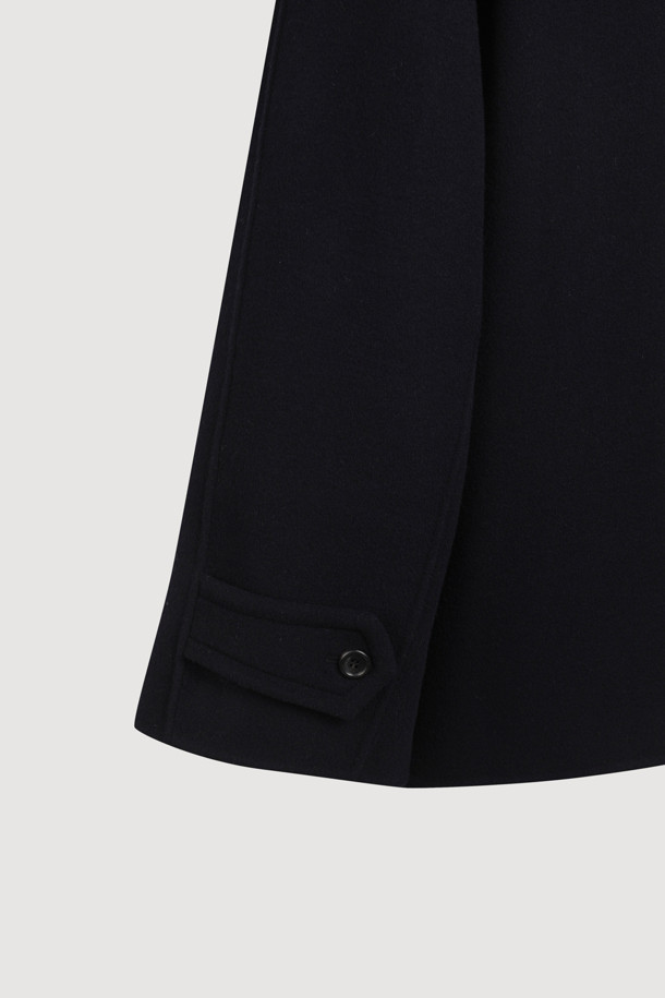 다크 네이비 컬러의 버클 칼라 하프 코트입니다. 캐시미어 10%와 울 소재를 혼방하여 부드러운 촉감을 선사하며, 가을과 겨울에 따뜻하게 착용할 수 있습니다. 힙을 덮는 하프 기장과 오버핏 디자인으로 편안하면서도 세련된 스타일을 연출해 줍니다. 버튼과 버클 여밈 방식, 빅 사이즈 아웃포켓 디테일이 돋보이며, 안감에는 LUCKY 로고 패턴이 적용되어 있습니다. 클래식, 캐주얼, 미니멀한 무드의 겨울 데일리룩, 오피스룩, 모임룩에 활용하기 좋습니다.
