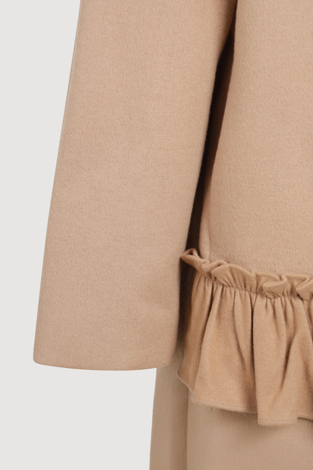 **라운드 넥 프릴 디테일 더블 코트 (베이지)**는 가을과 겨울, 여성의 우아함을 돋보이게 할 코트입니다. 부드러운 캐시미어와 울 소재, 두꺼운 두께감으로 포근하고 고급스러운 착용감을 선사합니다. 페미닌하고 클래식한 무드를 연출하며, 루즈핏 디자인과 하프 기장으로 편안함을 더했습니다. 더블 버튼 여밈 방식과 프릴, 리본 디테일, 로고 단추, 로고 패턴 안감으로 섬세한 디자인을 강조했습니다. 오피스룩, 출근룩, 모임룩 등 다양한 TPO에 클래식, 미니멀, 로맨틱 스타일로 매치하여 세련된 분위기를 연출해보세요.
