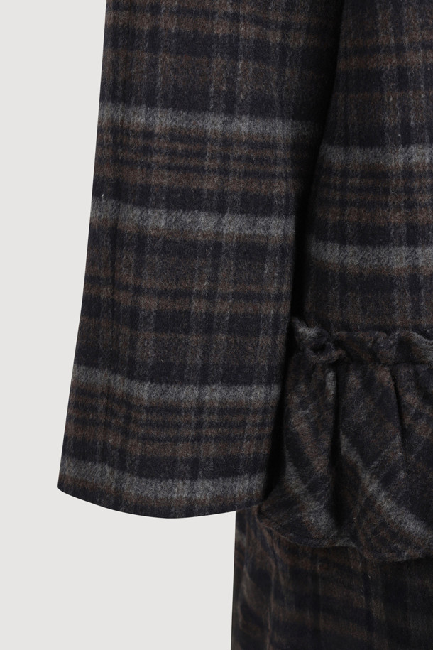 다크 네이비 컬러의 라운드 넥 프릴 디테일 더블 코트입니다. 캐시미어와 울 혼방 소재로 제작되어 부드러운 촉감과 뛰어난 보온성을 제공하며, 가을/겨울 시즌에 착용하기 좋습니다. 페미닌한 무드의 루즈핏으로, 톤온톤 체크 패턴과 로고 단추, 리본 디테일이 돋보입니다. 안감은 로고 패턴으로 마감되었으며, 더블 버튼 여밈과 긴 소매 기장으로 클래식하고 여성스러운 스타일을 연출합니다. 오피스룩, 모임룩, 데이트룩 등 다양한 TPO에 활용할 수 있습니다.
