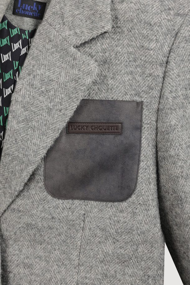 세련된 무드의 Suede Pocket 재킷형 코트(grey)입니다. 알파카, 캐시미어, 스웨이드 혼방 소재로 제작되어 가볍고 따뜻하며, 가을, 겨울 시즌에 착용하기 좋습니다. 매니쉬, 캐주얼, 유니크한 스타일을 연출하며, 헤링본 패턴과 힙 기장의 오버핏으로 트렌디함을 더했습니다. 소뿔 단추, 스웨이드 포켓, 가죽 와펜 장식, 레터링 테이프, 턴업 소매, 럭키 로고 패턴 안감 디테일이 돋보입니다. 겨울 데일리룩, 모임룩, 출근룩 등 다양한 TPO에 캐주얼, 클래식, 미니멀한 무드로 활용할 수 있습니다.
