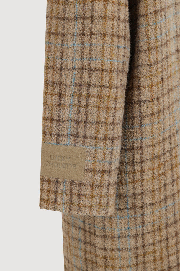 **Handlee 자수 체크 코트 (브라운)**는 가을과 겨울, 당신의 스타일을 책임질 여성용 코트입니다. 부드러운 알파카 혼방 소재와 두꺼운 두께감으로 따뜻하고 포근한 착용감을 선사하며, 무릎 기장의 코쿤핏으로 편안하면서도 세련된 실루엣을 연출합니다. 캐주얼, 클래식, 미니멀 스타일 모두 소화 가능한 활용도 높은 아이템으로, 출근룩이나 모임룩에 돋보이는 포인트를 더해줍니다. 브라운 컬러의 체크 패턴에 자수 장식과 LUCKY 로고 패턴 안감, 카라 디테일, 혼합 단추를 사용하여 디테일까지 놓치지 않았습니다.
