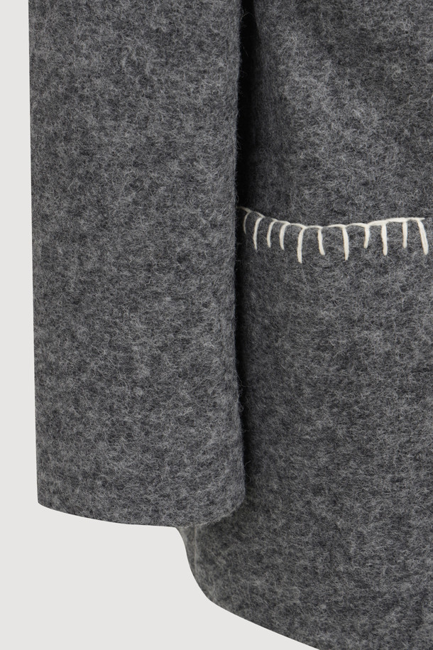 **Stitch 자수 세일러 코트 (grey)**

세련된 무드의 여성용 아우터, 스티치 자수 세일러 코트 (grey)입니다. 클래식과 캐주얼 스타일을 아우르는 디자인으로, 가을과 겨울에 따뜻하게 착용할 수 있습니다. 울 소재로 제작되어 두꺼운 두께감을 자랑하며, 하프 기장의 오버핏으로 편안한 착용감을 선사합니다. 와이드 카라와 핸드 스티치 자수 장식이 돋보이며, LUCKY 로고 패턴 안감과 이탈리아 제작으로 높은 퀄리티를 보장합니다. 출근룩, 모임룩, 데이트룩 등 다양한 TPO에 활용하여 미니멀하고 세련된 스타일을 연출해보세요.
