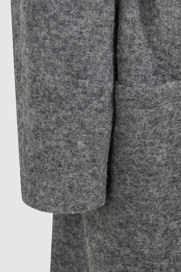 세련된 무드의 여성용 "Asymmetry Collar Long Coat" (그레이)입니다. 울 소재로 제작되어 부드럽고 폭신한 촉감과 함께 가을, 겨울 시즌 따뜻하게 착용할 수 있습니다. 비대칭 카라 디자인과 롱 기장, 여유로운 스트레이트 핏으로 스타일리시함과 모던함을 동시에 연출합니다. 안감에는 "LUCKY" 로고 패턴이 더해져 고급스러운 포인트를 더했으며, 앞 중심 단추 클로징으로 간편하게 착용 가능합니다. 출근룩, 오피스룩, 모임룩 등 다양한 TPO에 클래식, 미니멀, 시크한 스타일로 연출해보세요.
