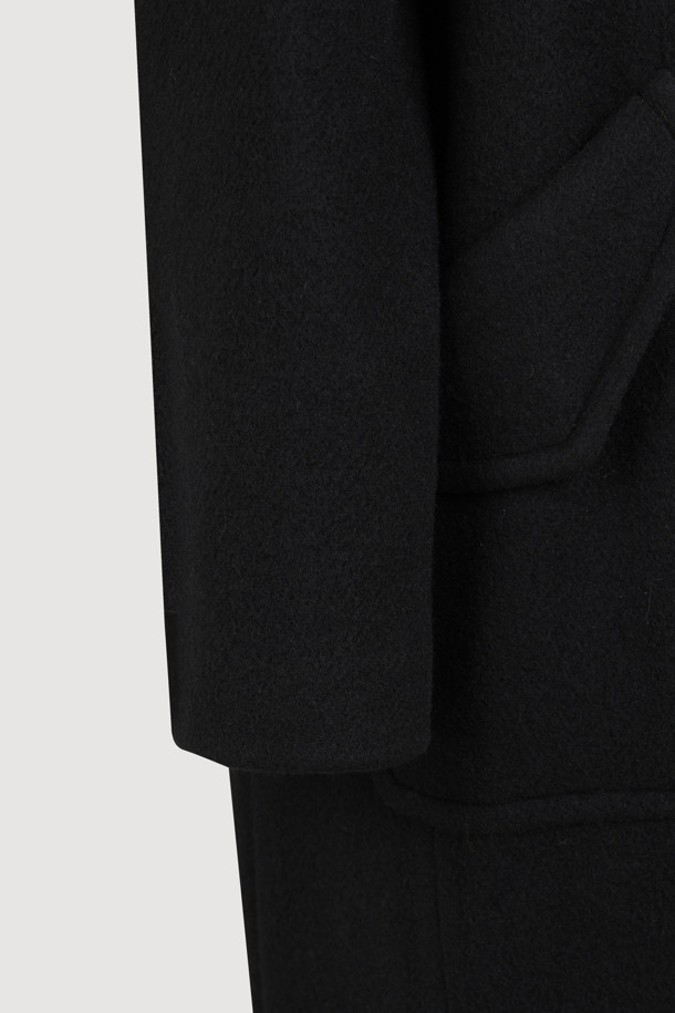 탈부착 가능한 체크 베스트 내피가 특징인 Detachable Inner 맥 코트(블랙)는 가을, 겨울 시즌 당신의 스타일을 완성해 줄 아우터입니다. 시크하고 캐주얼한 무드를 연출하며, 오버핏과 루즈핏으로 편안한 착용감을 선사합니다. 울 소재와 두꺼운 두께감으로 보온성을 높였으며, 넓은 카라와 빅 아웃포켓 디테일이 돋보입니다. 출근룩, 오피스룩, 모임룩 등 다양한 TPO에 활용 가능하며, 로고 와펜으로 포인트를 더했습니다.
