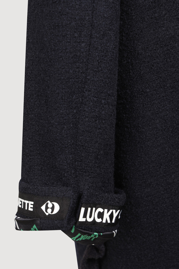 다크 네이비 컬러의 Center Frill 라운드 넥 코트입니다. 페미닌과 캐주얼 무드를 동시에 연출할 수 있으며, 가을과 겨울에 따뜻하게 입을 수 있는 두꺼운 울 소재로 제작되었습니다. 드롭 숄더, 프릴 디테일, 금속 단추, 로고 패턴 안감, 포켓 디테일이 돋보이는 롱 기장의 싱글 버튼 코트입니다. 데이트룩, 오피스룩, 모임룩 등 다양한 TPO에 활용 가능하며, 클래식, 미니멀, 캐주얼 스타일을 즐기는 여성에게 추천합니다.
