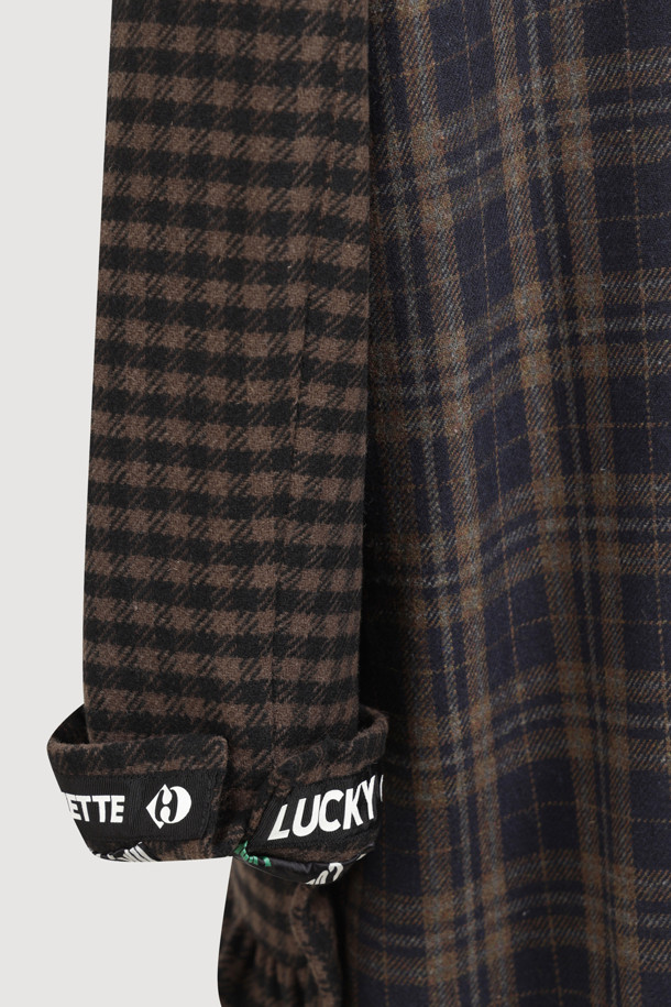 센터 프릴 라운드 넥 코트 (멀티 컬러)는 페미닌하고 캐주얼한 스타일을 동시에 연출할 수 있는 여성용 코트입니다. 가을과 겨울에 어울리는 두꺼운 울 소재로 제작되어 부드러운 촉감을 선사하며, 오버핏 롱 기장으로 편안한 착용감을 제공합니다. 체크 패턴과 드롭 숄더, 프릴 디테일이 특징이며, 금속 단추와 로고 패턴 안감, 포켓 디테일로 세련됨을 더했습니다. 싱글 버튼 여밈 방식의 라운드 넥 코트로, 데이트룩, 모임룩, 출근룩 등 다양한 TPO에 클래식, 캐주얼, 미니멀 스타일로 활용 가능합니다.
