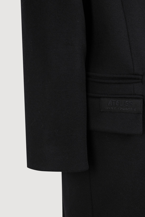 [Atelier] 갱 칼라 더블 롱 코트 (블랙)는 시크하고 미니멀한 스타일을 추구하는 여성들을 위한 아우터입니다. 가을과 겨울, 출근룩, 오피스룩, 겨울 데일리룩에 어울리는 이 코트는 부드러운 캐시미어와 울 소재로 제작되어 뛰어난 착용감을 선사합니다. 갱 칼라 디자인과 럭키슈에뜨 로고 소뿔 단추, 자수 디테일이 고급스러움을 더하며, ATELIER 컬렉션 로고 패턴 안감으로 소장 가치를 높였습니다. 박시핏의 롱 기장, 더블 버튼 여밈 방식의 더블 코트로, 시크하고 클래식한 스타일을 완성해보세요.
