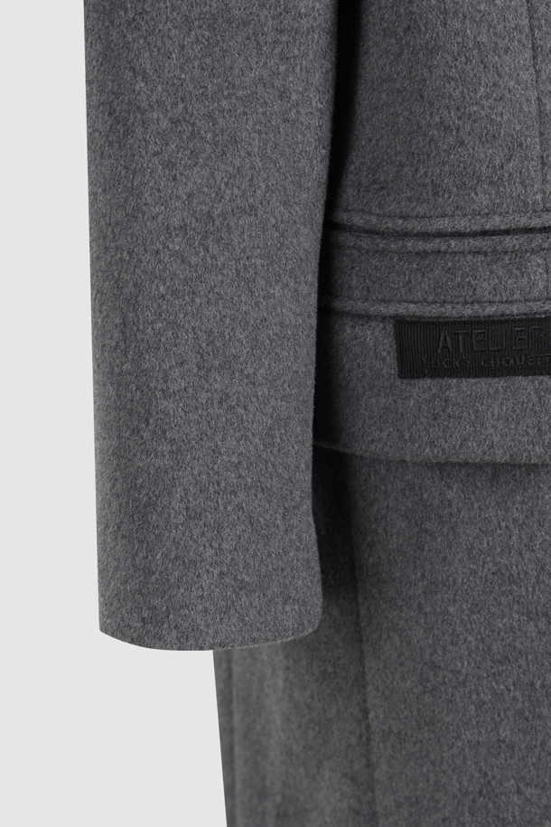 [Atelier] 갱 칼라 더블 롱 코트 (다크 그레이)는 시크하고 심플한 스타일을 추구하는 당신을 위한 겨울 아우터입니다. 캐시미어와 울 혼방 소재로 제작되어 부드러운 촉감과 우수한 보온성을 자랑하며, 롱 기장과 박시 핏으로 세련된 실루엣을 연출합니다. 더블 버튼 여밈 방식과 갱 칼라 디자인이 특징이며, 럭키슈에뜨 로고 소뿔 단추와 자수 디테일로 고급스러움을 더했습니다. [Atelier] 컬렉션 로고 패턴 안감으로 완성도를 높인 이 코트는 겨울 데일리룩, 오피스룩, 모임룩 등 다양한 TPO에 활용하기 좋습니다.

