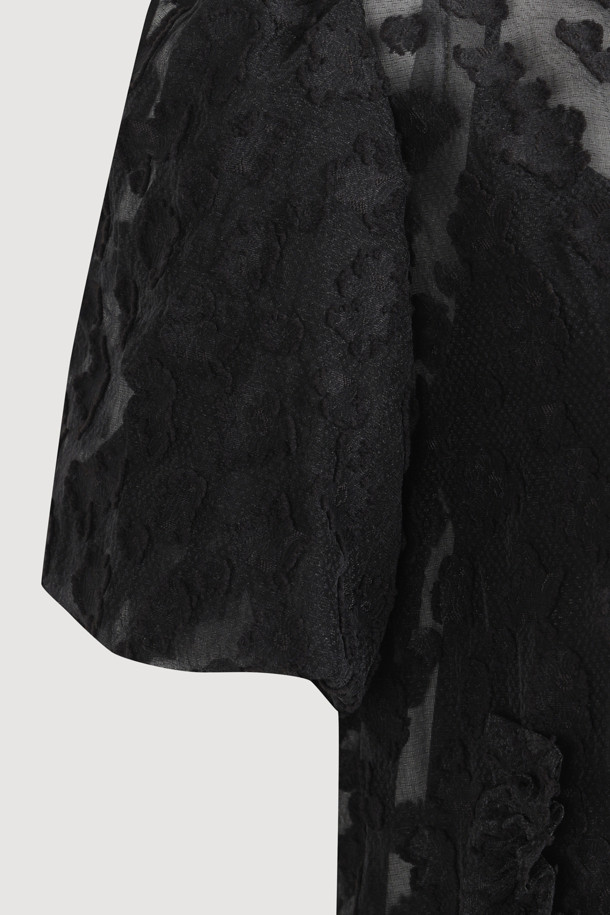 볼륨 슬리브 자카드 드레스 (블랙)는 페미닌하고 클래식한 무드를 자아내는 여성용 미니 원피스입니다. 봄, 여름, 가을 시즌에 어울리는 얇은 두께감과 부드러운 촉감의 자카드 소재로 제작되었습니다. A라인 핏에 라운드넥 디자인, 볼륨 슬리브 소매 기장이 특징이며, 속슬립이 포함되어 편안하게 착용할 수 있습니다. 데이트룩, 카페룩, 모임룩 등 다양한 TPO에 잘 어울리며, 클래식, 미니멀, 로맨틱 스타일을 즐기는 분들께 추천합니다. 뒷넥 단추 여밈과 레이어드 가능한 디자인으로 활용도를 높였습니다.
