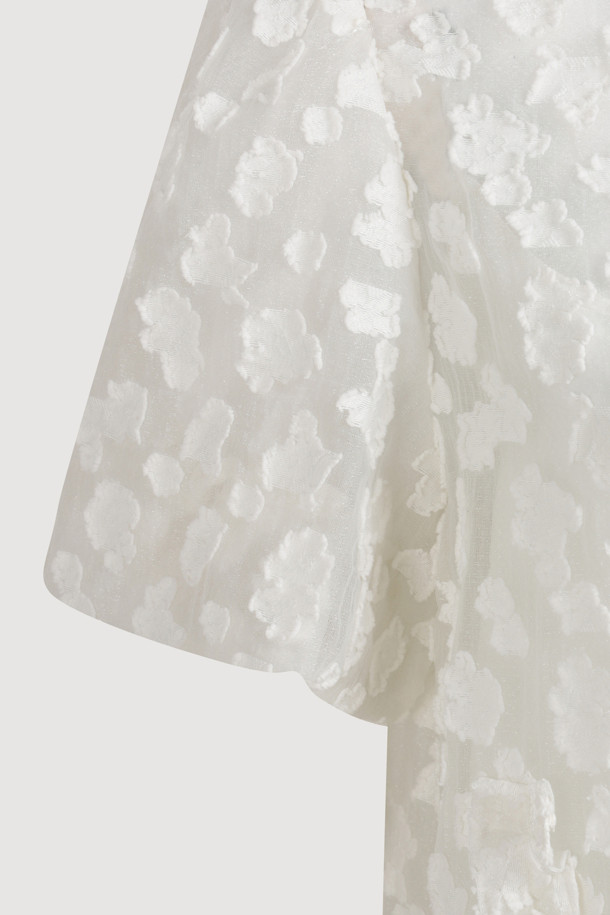 볼륨 슬리브 자카드 원피스 (아이보리)는 페미닌하고 클래식한 무드를 연출하는 여성 미니 원피스입니다. 봄, 여름 시즌에 어울리는 얇은 두께감과 부드러운 촉감의 자카드 소재로 제작되었으며, A라인 치마 핏과 미니 기장으로 사랑스러운 실루엣을 선사합니다. 볼륨감 있는 소매와 입체적인 자카드 패턴이 돋보이며, 라운드넥 디자인에 뒷넥 단추 여밈으로 간편하게 착용할 수 있습니다. 데이트룩, 카페룩, 모임룩 등 다양한 TPO에 맞춰 클래식, 미니멀, 로맨틱한 스타일을 연출해보세요. 속슬립이 포함되어 있어 비침 걱정 없이 편안하게 즐길 수 있습니다.
