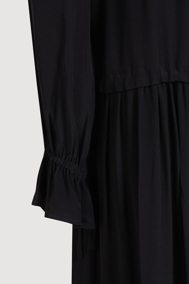 세일러 카라 원피스 (블랙)는 페미닌하면서도 캐주얼한 무드를 연출하는 여성 의류입니다. 폴리 크레이프 소재로 제작되어 깔끔한 촉감을 선사하며, 사계절 내내 착용 가능합니다. 롱 기장의 루즈핏으로 편안한 착용감을 제공하며, 허리 스트링 디테일로 허리 라인을 잡아줍니다. 세일러 카라와 소매 셔링 밴딩, 카라 셔링 디테일이 특징이며, 데이트룩이나 카페룩에 잘 어울립니다. 미니멀하고 로맨틱한 스타일을 즐기는 분들께 추천합니다.
