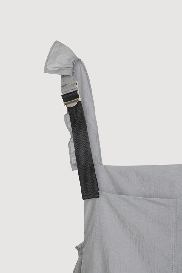 민트 컬러의 [Re-Order] 러플 포인트 민소매 롱 드레스입니다. 부드러운 나일론 소재로 제작되어 은은한 광택감이 돋보이며, 루즈핏 플레어 디자인으로 우아한 실루엣을 연출합니다. 비대칭 프릴 디테일과 어깨 비죠 장식이 여성스러운 포인트를 더하고, 끈 길이 조절이 가능하여 편안하게 착용할 수 있습니다. 데이트룩, 여행룩, 휴가룩 등 다양한 TPO에 클래식, 미니멀, 로맨틱 스타일로 연출해보세요. 봄, 여름 시즌에 어울리는 롱 원피스로, 당신의 스타일을 한층 더 돋보이게 해줄 것입니다.
