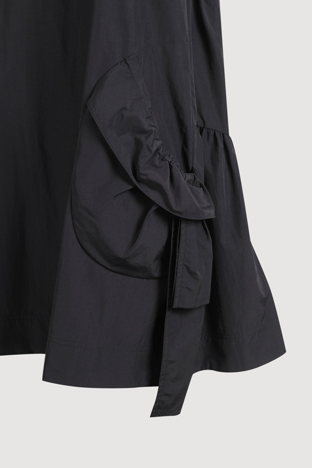 A 라인 미니 드레스 (블랙)는 여성스러운 실루엣을 연출하는 A라인 핏의 미니 원피스입니다. 봄, 여름, 가을 세 계절 모두 활용 가능하며, 데이트룩, 동네 마실룩, 카페룩 등 다양한 TPO에 적합합니다. 캐주얼, 미니멀, 스트리트 스타일을 모두 아우르는 디자인으로, 무지 패턴의 블랙 컬러가 시크한 매력을 더합니다. 나일론 소재로 제작되어 편안한 착용감을 선사하며, 민소매 디자인으로 시원하게 입을 수 있습니다. 포켓 디테일과 레이어드 연출이 가능하며, 워싱 가공을 거쳐 자연스러운 분위기를 자아냅니다.
