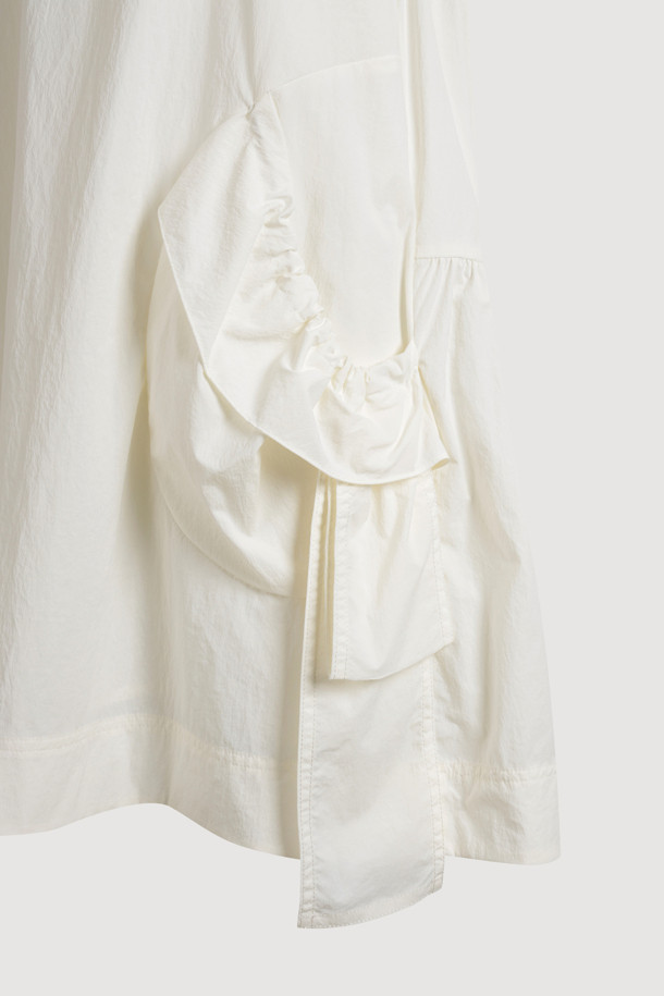 A 라인 미니 드레스 (아이보리)는 크리에이티브하며 클래식한 감성을 선사하는 여성용 캐주얼 원피스입니다. 나일론 혼방 소재로 제작되어 워싱감 있는 촉감을 느낄 수 있으며, A라인 핏과 미니 기장으로 여성스러운 실루엣을 연출합니다. 라운드넥과 민소매 디자인으로 시원하고 활동적인 느낌을 주며, 포켓 디테일이 실용성을 더합니다. 데이트룩, 카페룩, 쇼핑룩 등 다양한 TPO에 맞춰 클래식, 미니멀, 캐주얼 스타일을 완성해보세요. 안감은 IVX에 있으며, 단독 또는 레이어드하여 다양한 스타일을 연출할 수 있습니다.
