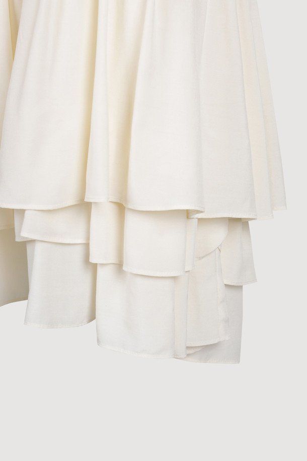 프릴 디테일 슬립 드레스 (light beige)는 모달 소재로 제작되어 부드러운 촉감이 특징인 여성용 슬립 원피스입니다. 은은한 라이트 베이지 컬러의 무지 디자인으로, 얇고 가벼운 두께감 덕분에 봄, 여름 시즌에 시원하게 착용할 수 있습니다. 어깨끈 조절이 가능하며, 셔링 & 프릴 디테일로 페미닌한 무드를 더했습니다. 데이트룩, 카페룩, 휴가룩 등 다양한 TPO에 미니멀, 로맨틱, 리조트 스타일로 연출해보세요. 루즈핏으로 편안하면서도 여성스러운 실루엣을 선사합니다.
