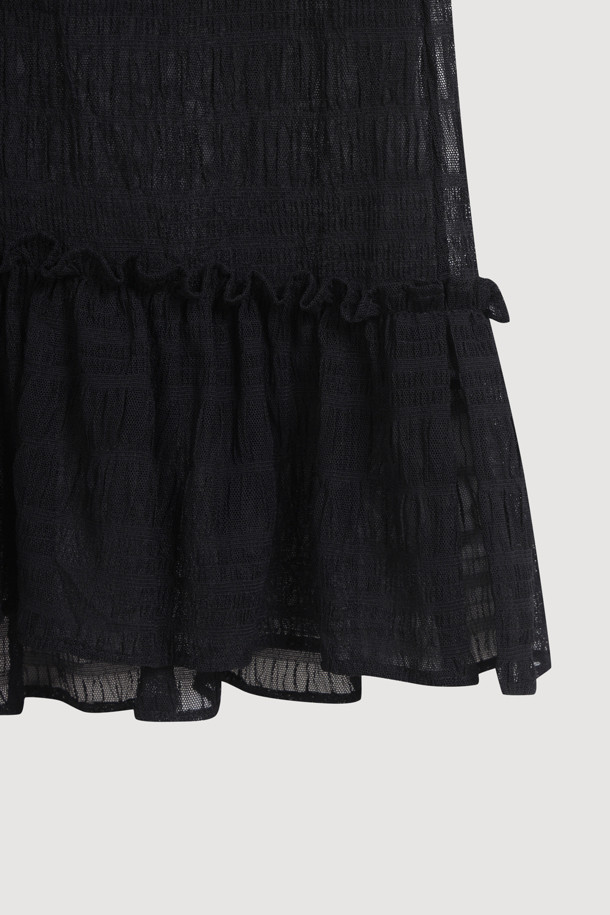 [Re-Order] Sleeveless Frill Dress (black)는 시폰과 레이스 소재로 부드러운 촉감과 얇은 두께감이 특징인 여성 레이어드 원피스입니다. 블랙 컬러의 무지 디자인에 브이넥, 루즈핏, 민소매, 티어드 치마타입으로 시원하고 캐주얼한 스타일을 연출하며, 러플 디테일, 비대칭 디자인, 시스루 스타일로 포인트를 더했습니다. 봄, 여름, 가을 계절에 데일리룩으로 활용하기 좋습니다.
