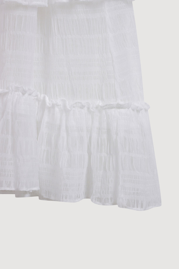 화이트 컬러의 [Re-Order] Sleeveless Frill Dress는 여름을 위한 데일리 및 캐주얼 스타일의 슬리브리스 프릴 드레스입니다. 부드러운 레이스 소재에 도트 패턴이 더해져 여성스러운 무드를 자아내며, 루즈핏 A라인 실루엣과 얇은 두께감으로 시원하게 착용할 수 있습니다. 비대칭 셔링 및 프릴 디테일, 레이어드 스타일링이 가능한 디자인으로, 다양한 스타일 연출이 용이합니다.
