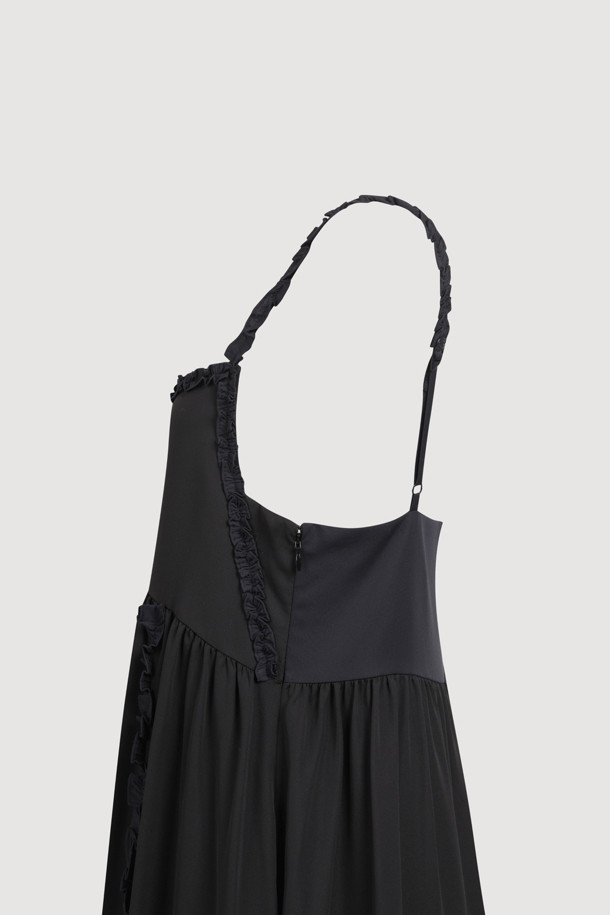 Coloration 프릴 레이어링 드레스 (블랙)는 유니크하고 캐주얼한 스타일을 연출하는 여성용 레이어드 원피스입니다. 부드러운 폴리 크레이프 소재로 제작되어 깔끔한 촉감을 선사하며, A라인 치마 핏으로 편안한 착용감을 제공합니다. 라운드넥과 민소매 디자인으로 시원하며, 블랙 컬러에 러플 디테일과 컬러 배색이 포인트로 더해져 세련된 느낌을 줍니다. 데이트룩이나 카페룩에 적합하며, 캐주얼, 미니멀, 시크한 스타일을 즐기는 분들께 추천합니다. 옆 지퍼 디테일로 편안하게 착용할 수 있습니다.
