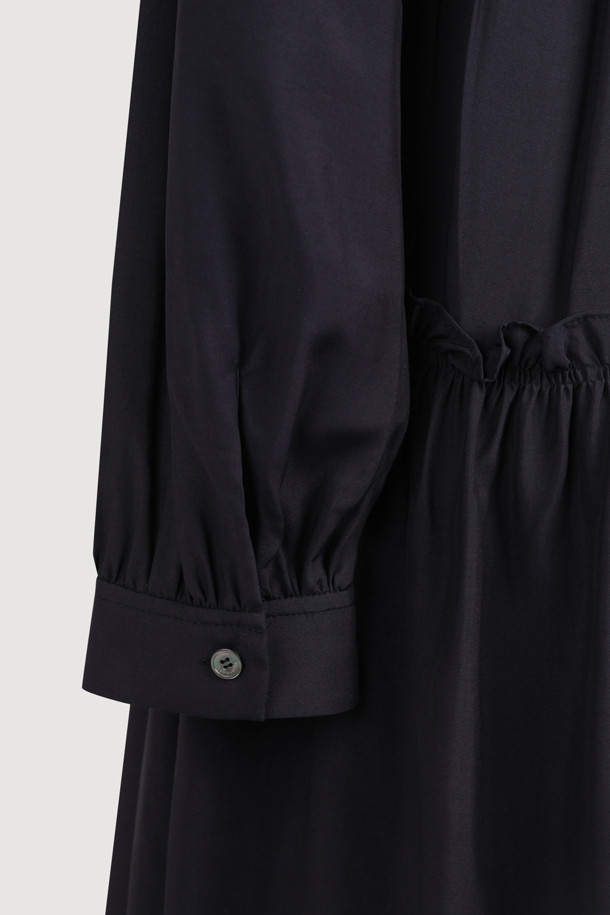 다크 네이비 컬러의 셔링 디테일 라운드넥 원피스입니다. 부드러운 레이온 소재로 제작되어 편안한 착용감을 선사하며, 루즈핏과 플레어 A라인 치마가 자연스러운 실루엣을 연출합니다. 허리선 아래 셔링으로 볼륨감을 더하고, 허리 부분 로고 테이프로 포인트를 주었습니다. 긴 소매와 뒷넥 단추 여밈으로 클래식하면서도 캐주얼한 분위기를 자아내 데이트룩, 모임룩, 또는 미니멀한 스타일을 연출하고 싶은 날에 적합합니다. 사계절 내내 활용 가능한 실용적인 아이템입니다.
