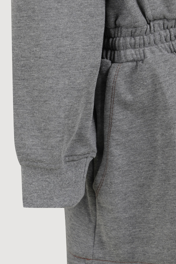 멜란지 그레이 색상의 숄더 러플 하이넥 원피스입니다. 부드러운 쮸리 소재로 제작되어 편안한 착용감을 선사하며, 루즈핏으로 활동성을 높였습니다. 어깨 러플 디테일과 허리 스트링, 스커트 밑단 레이어드가 디자인의 특징이며, 레터링 와펜으로 포인트를 더했습니다. 하이넥 디자인과 긴 소매, 미니 기장으로 캐주얼하면서도 스포티한 느낌을 연출하며, 동네 마실룩이나 데이트룩에 적합합니다. 허리 스트링으로 실루엣 조절이 가능하며, 오버 니삭스와 운동화를 매치하여 스타일리시하게 연출해보세요.
