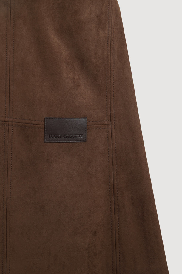 페이크 스웨이드 미니 드레스 (브라운)는 캐주얼 및 클래식 스타일을 모두 아우르는 여성용 미니 원피스입니다. 부드러운 촉감의 스웨이드 소재로 제작되었으며, 얇은 두께감으로 가을, 겨울 시즌에 활용하기 좋습니다. U넥 디자인에 세미 A라인 핏으로 여성스러운 실루엣을 연출하며, 앞 중심 지퍼 여밈과 뒤판 개발 텍션지 포인트가 특징입니다. 데이트룩, 카페룩 등 다양한 TPO에 매치하여 다채로운 스타일을 완성할 수 있으며, 다양한 이너 레이어드를 통해 개성 있는 스타일링을 즐길 수 있습니다.
