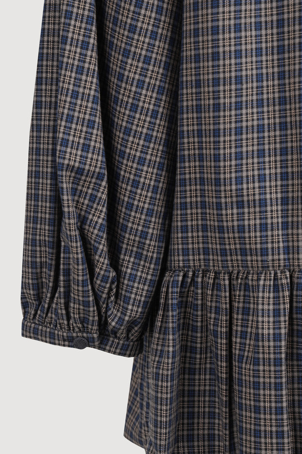 포켓 포인트 체크 미디 드레스 (멀티 컬러)는 페미닌하고 유니크한 매력을 선사하는 여성용 미디 원피스입니다. 데님 소재의 체크 패턴으로 클래식하면서도 로맨틱한 스타일을 연출하며, 긴 소매와 여유로운 핏으로 편안함을 더했습니다. 앞뒤 가슴 셔링 디테일과 포켓, 리본 장식으로 포인트를 더했으며, 뒤 중심 지퍼로 간편하게 착용할 수 있습니다. 데이트룩, 카페룩, 모임룩 등 다양한 TPO에 활용 가능한 스마트 캐주얼 스타일의 원피스입니다.
