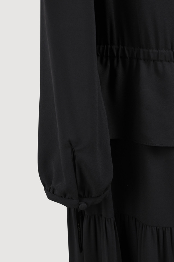 세일러 카라 롱 드레스 (블랙)는 클래식하고 캐주얼한 무드를 동시에 연출하는 여성 롱 원피스입니다. 부드러운 폴리에스터 소재로 제작되어 편안한 착용감을 선사하며, 사계절 내내 활용 가능합니다. A라인 핏에 롱 기장으로 우아함을 더하고, 셔링과 프릴 단, 테이프 장식, 레터링 자수 디테일이 돋보입니다. 구김이 적어 관리가 용이하며, 데이트룩, 카페룩 등 다양한 TPO에 잘 어울리는 웨어러블한 디자인입니다. 루즈핏으로 편안하게 즐길 수 있는 블랙 컬러의 무지 원피스입니다.
