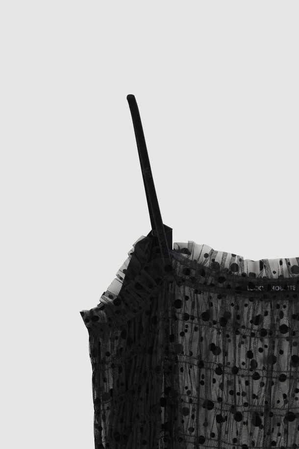 도트 플로킹 슬립 드레스 (블랙)는 부드러운 벨벳 소재에 도트 무늬가 더해져 우아하고 로맨틱한 분위기를 연출하는 슬립 원피스입니다. 스퀘어 넥과 민소매 디자인으로 여성스러운 실루엣을 강조하며, 셔링 및 프릴 디테일이 섬세함을 더합니다. 벨벳 테이프 장식과 여유 있는 루즈핏으로 편안하면서도 세련된 스타일을 완성합니다. 데이트룩, 모임룩 또는 파티룩에 활용하여 특별한 날을 더욱 돋보이게 할 수 있습니다. 봄, 여름, 가을 계절에 활용 가능하며 클래식, 미니멀 스타일을 즐겨 입는 고객에게 추천합니다.
