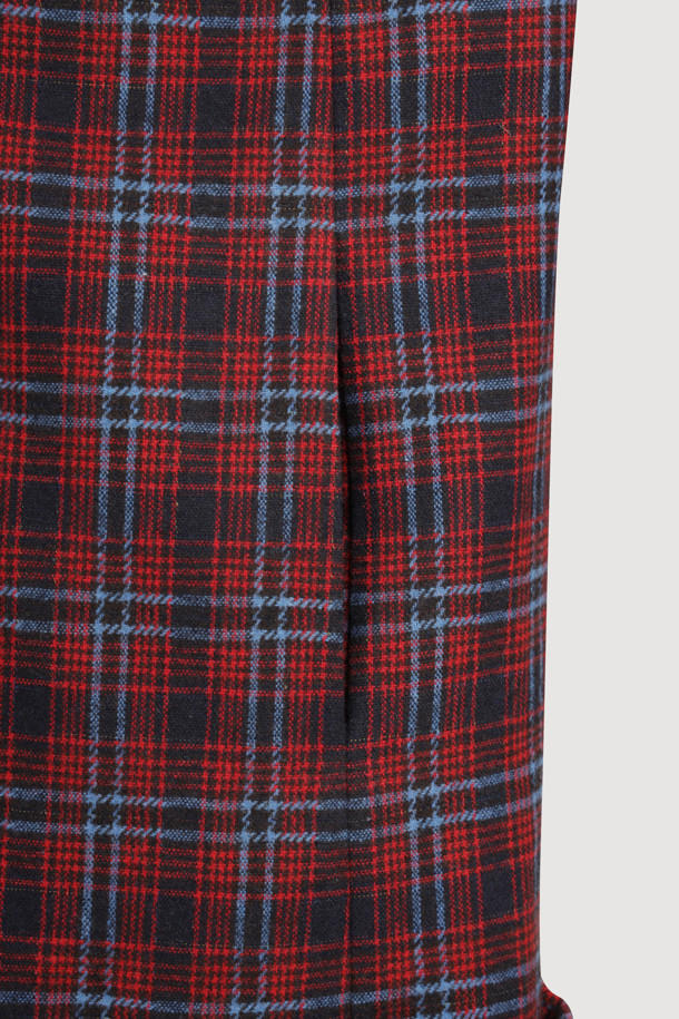 레드 컬러 블록 체크 미니 드레스는 가을과 겨울에 어울리는 여성용 원피스입니다. 데님 소재로 제작되어 부드러운 촉감을 선사하며, 레귤러 핏으로 편안하게 착용 가능합니다. 앞뒤 V넥 디자인과 레이어드, 프릴, 레터링 테이프 디테일이 돋보이며, 긴 소매 기장으로 따뜻함을 더했습니다. 캐주얼한 스타일로 데이트룩이나 모임룩에 적합하며, 다양한 상의와 레이어드하여 개성 있는 스타일을 연출할 수 있습니다. 마찰에 의해 필링이 발생할 수 있으니 주의하여 착용하십시오.
