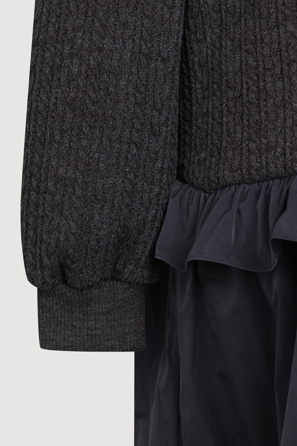 **마테리얼 믹스 세일러 롱 드레스 (멀티 컬러)**는 니트와 우븐 소재의 믹스 매치로 제작되어 부드러운 촉감과 따뜻함을 선사합니다. 세일러 칼라와 꽈배기 패턴, 배색 스트라이프 디테일이 캐주얼하면서도 걸리시한 분위기를 연출합니다. 루즈핏 A라인 실루엣에 긴 소매 기장과 두꺼운 두께감으로 가을, 겨울 시즌 데이트룩, 모임룩으로 활용하기 좋습니다. 다양한 멀티 컬러 배색으로 포인트를 더해 클래식한 스타일까지 소화 가능한 매력적인 세일러 원피스입니다.
