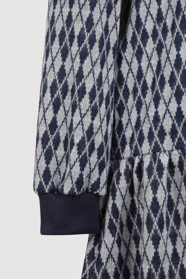 네이비 컬러의 아가일 패턴 프릴 원피스입니다. 부드러운 기모 소재로 제작되어 겨울에도 따뜻하게 착용 가능하며, 루즈핏 A라인 실루엣으로 편안함을 더했습니다. 라운드넥 디자인에 프릴 장식과 배색 프릴 디테일이 여성스러운 분위기를 연출합니다. 데이트룩, 모임룩, 캐주얼, 클래식, 걸리시 스타일 모두 소화 가능한 단독 착용 가능한 원피스입니다.
