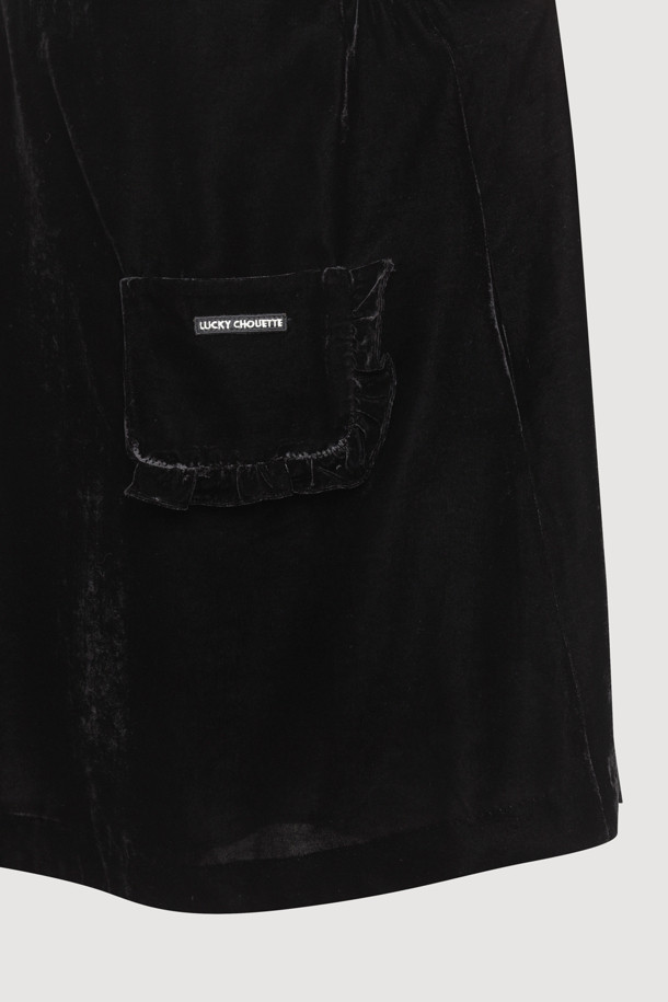 벨벳 후드 미니 원피스 (블랙)는 가을과 겨울, 데이트룩과 연말 모임룩에 어울리는 여성용 미니 원피스입니다. 부드러운 벨벳 소재로 제작되어 따뜻하고 포근한 착용감을 선사하며, A라인 핏으로 편안하면서도 여성스러운 실루엣을 연출합니다. 캐주얼, 스트리트, 미니멀 스타일 모두 소화 가능하며, 후드, 포켓, 러플 디테일과 와펜 장식, 하프 지퍼 여밈으로 포인트를 더했습니다. 민소매 디자인으로 다양한 레이어드 스타일링이 가능하여 활용도가 높습니다.
