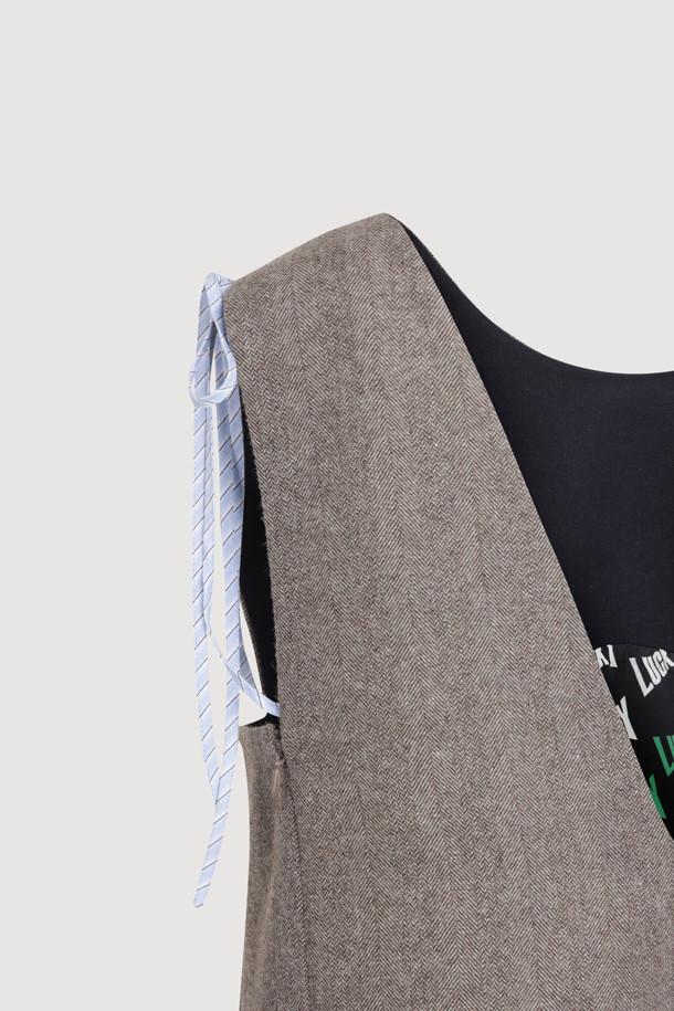 Mix 슬리브리스 롱 드레스 (브라운)는 여성 고객을 위한 가을, 겨울용 슬리브리스 원피스입니다. 울 혼방 소재로 제작되어 따뜻한 착용감을 선사하며, 라운드넥에 슬림핏 일자 실루엣으로 클래식하고 유니크한 스타일을 연출합니다. 체크와 헤링본 패턴이 믹스된 디자인에 언밸런스 주름 디테일, 스트라이프 배색 끈, 어깨 매듭 연출, 밑단 스트라이프 배색 주름 등 다채로운 특징을 더했습니다. 안감은 로고 패턴으로, 지퍼 여밈 방식으로 제작되었으며, 모임룩, 데이트룩, 연말 모임룩에 미니멀하고 시크하게 스타일링하기 좋습니다.
